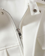 シンプルで多用途なジャケット