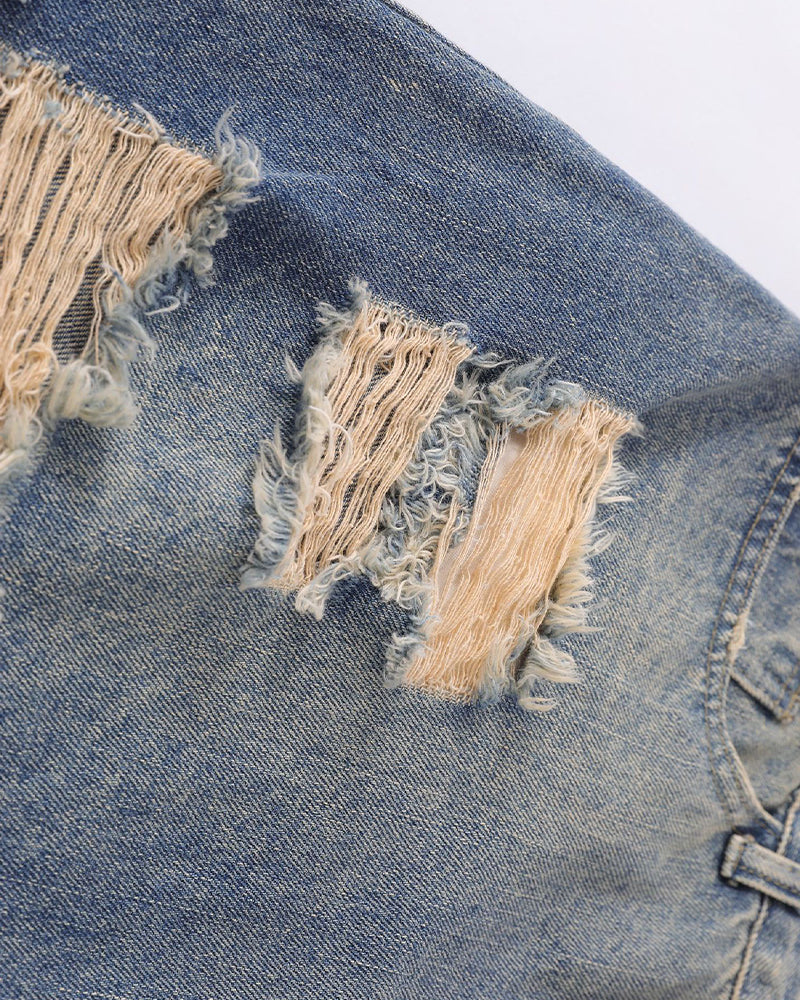 破れたデニムショートパンツ