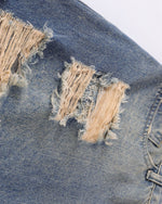 破れたデニムショートパンツ