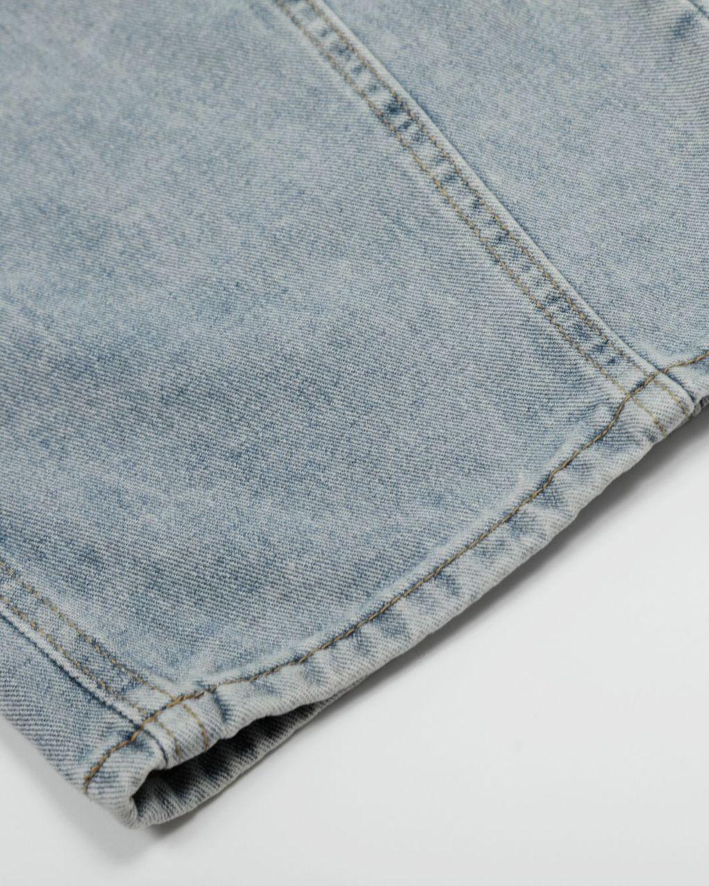 シンプルでゆったりとしたデニムパンツ