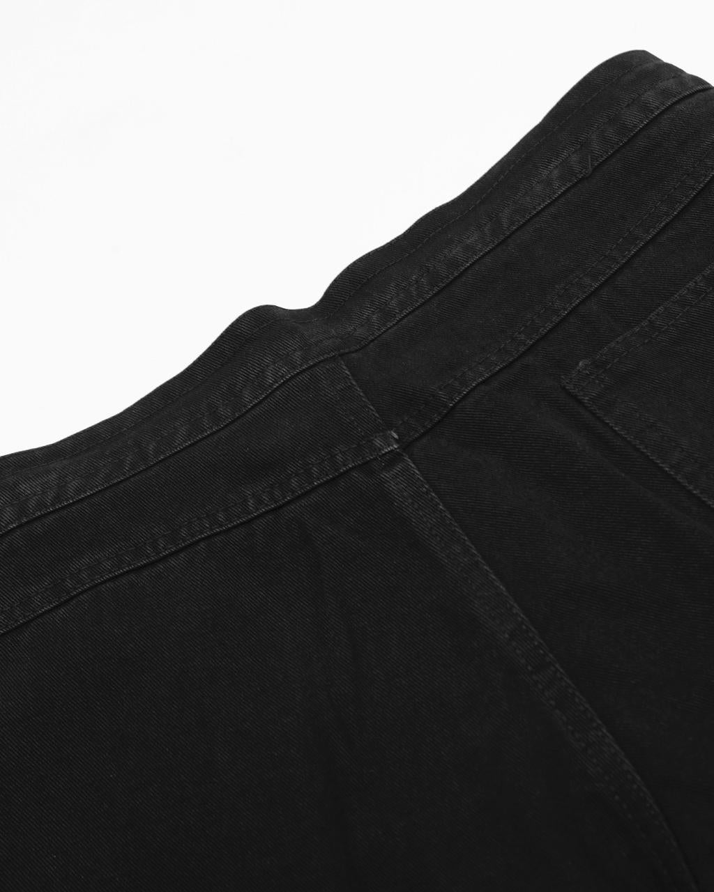 パーソナライズされたウォッシュ加工のデニムパンツ