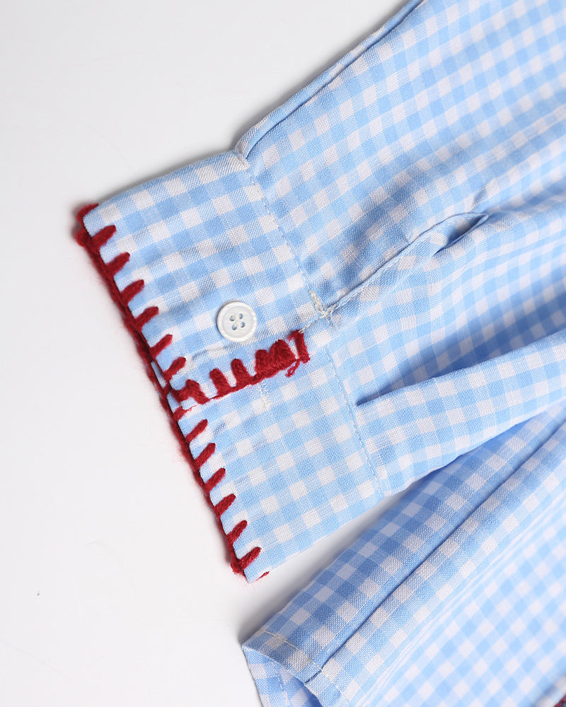 楽しいチェック柄の長袖シャツ