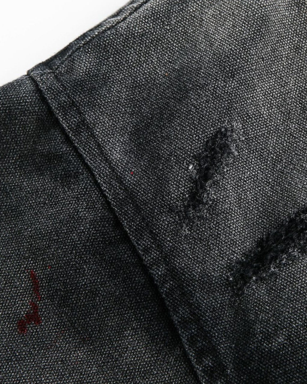 ゆったりとしたダメージ加工のジャケット