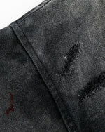 ゆったりとしたダメージ加工のジャケット