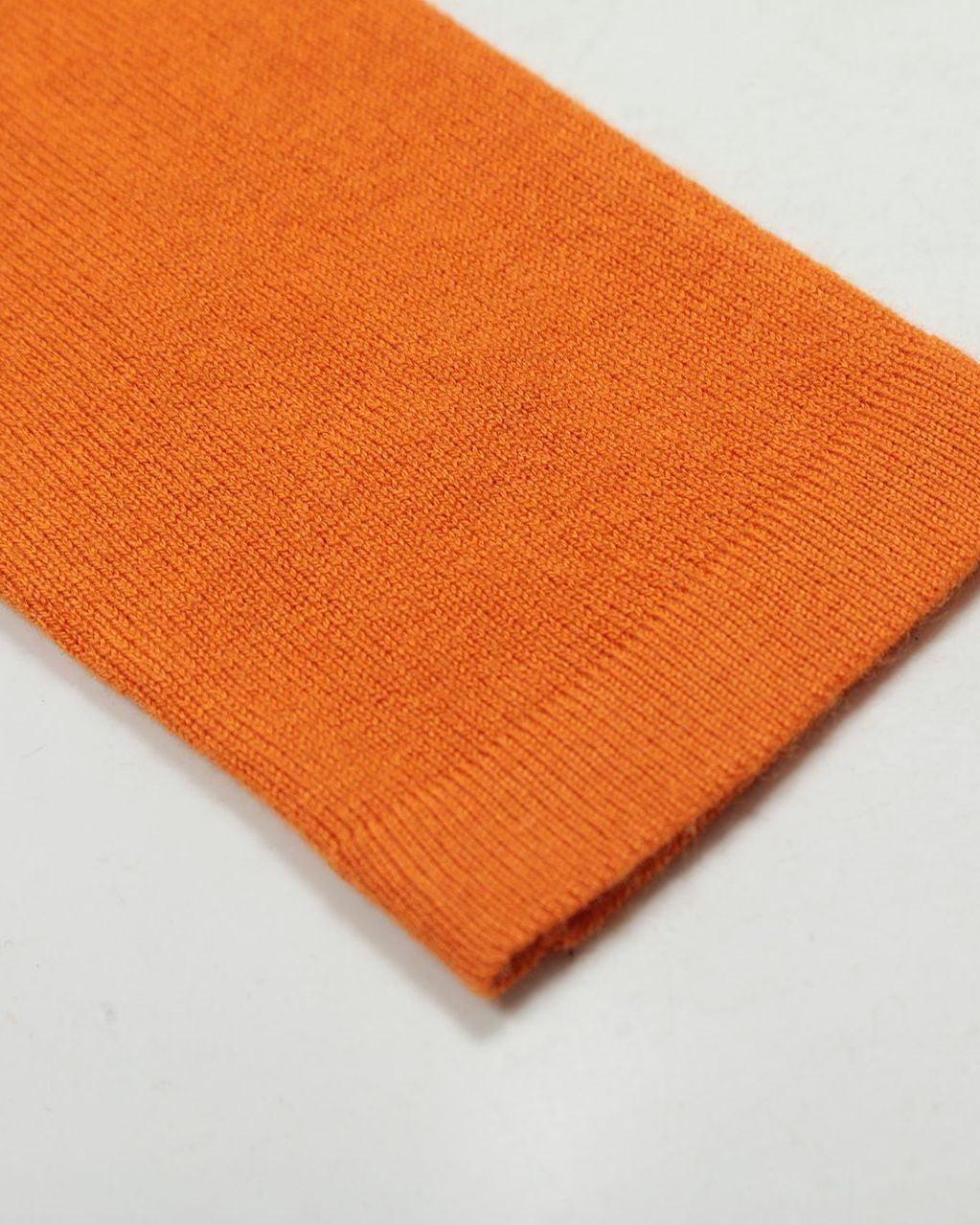 シンプルなニットカーディガン