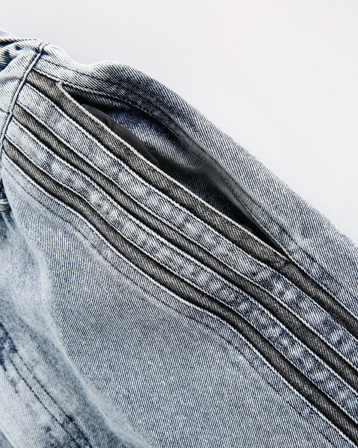 Simple and versatile striped denim trousers