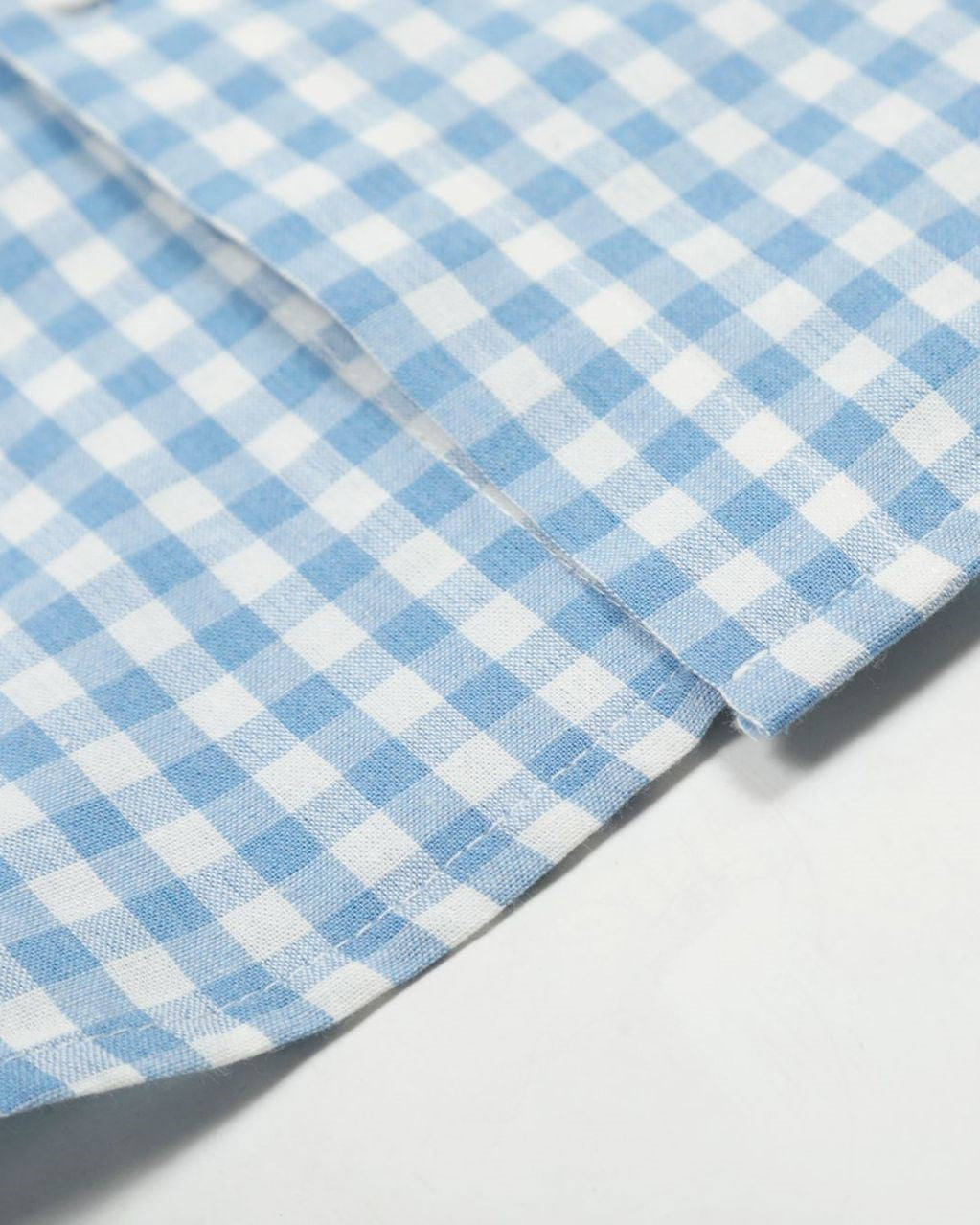 チェック柄のゆったりとした長袖シャツ