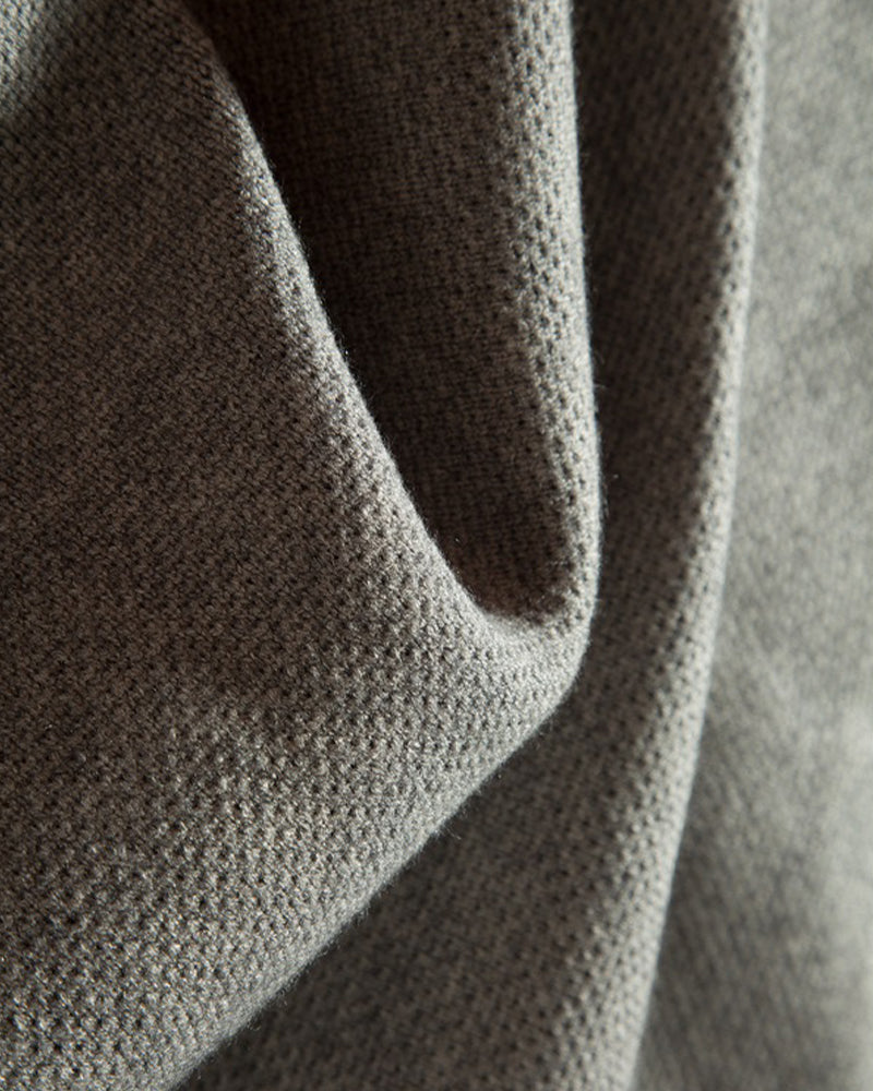 ベーシックなクルーネックセーター