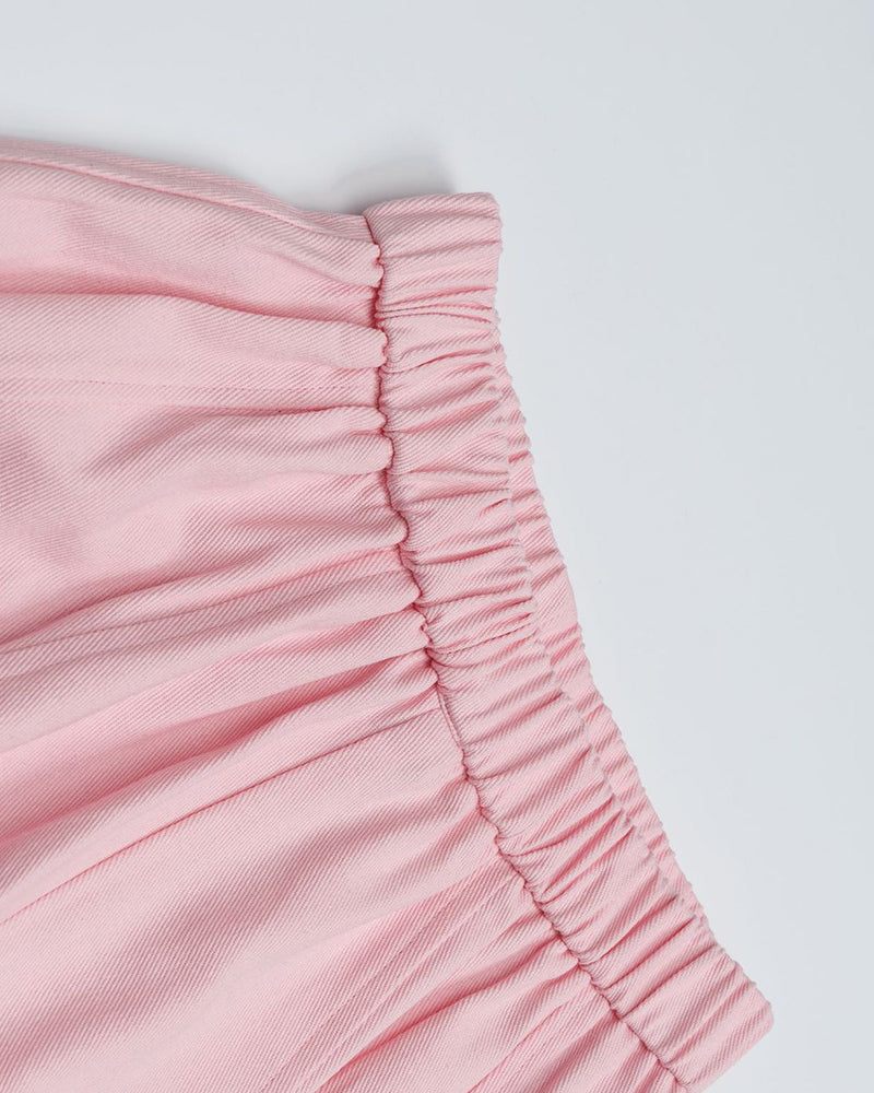 シンプルでゆったりとしたカジュアルショートパンツ