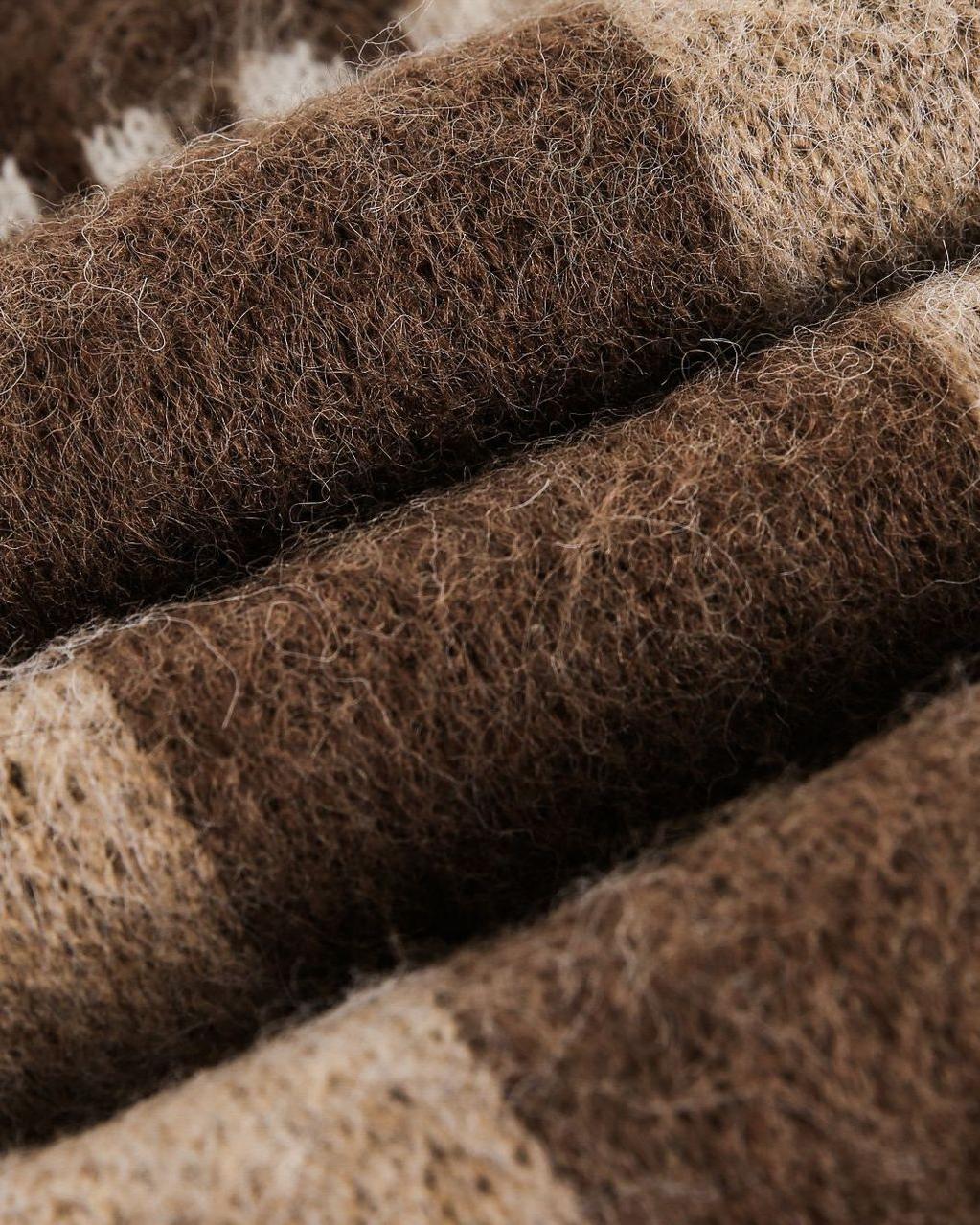 レトロなコントラストカラーのプルオーバーセーター