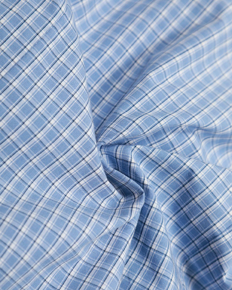 チェック柄の長袖シャツ