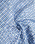 チェック柄の長袖シャツ