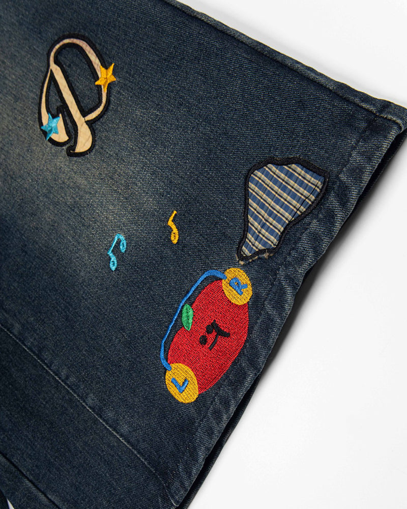 漫画の刺繍が入ったデニムショートパンツ