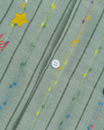 楽しい刺繍の半袖シャツ