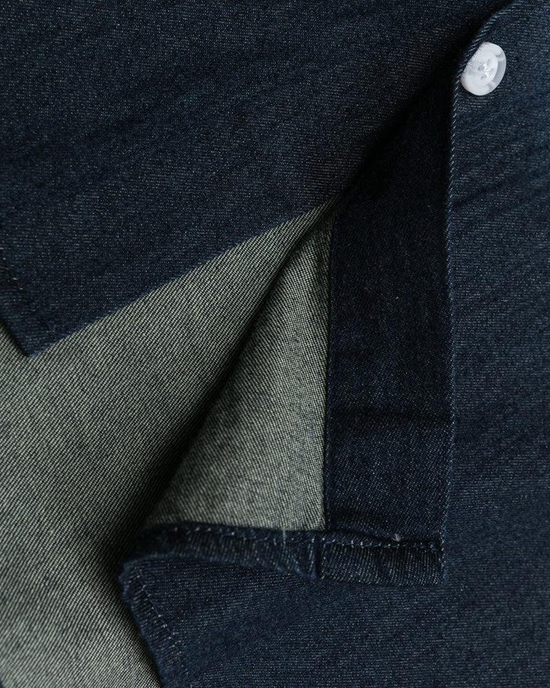 ダメージ加工の漫画風半袖シャツ