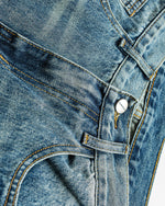 ウォッシュ加工のストレートレッグジーンズ