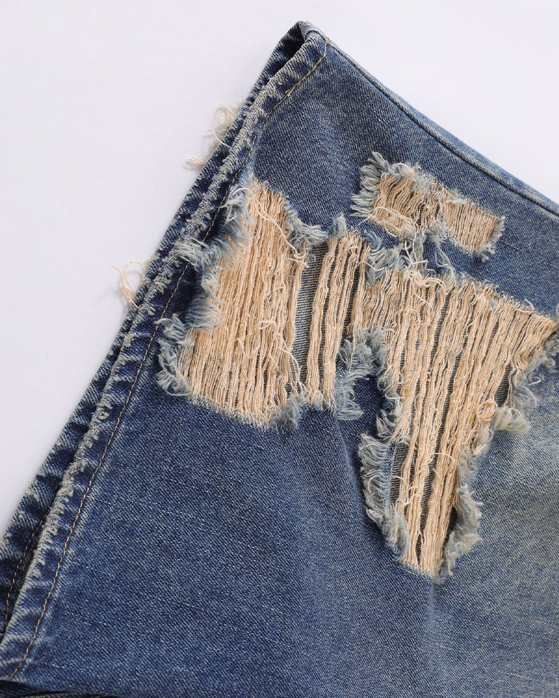 破れたデニムショートパンツ
