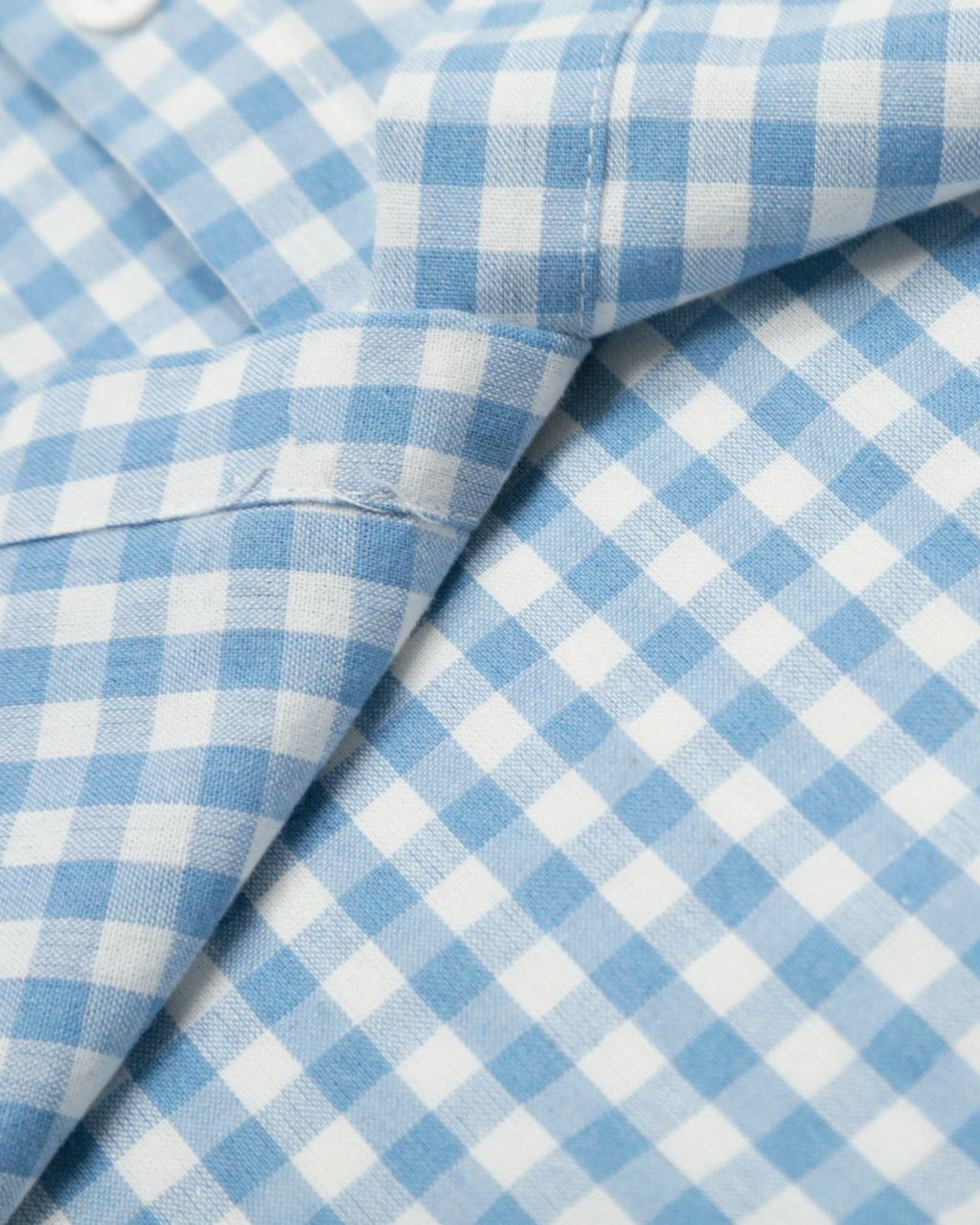 チェック柄のゆったりとした長袖シャツ