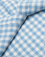 チェック柄のゆったりとした長袖シャツ