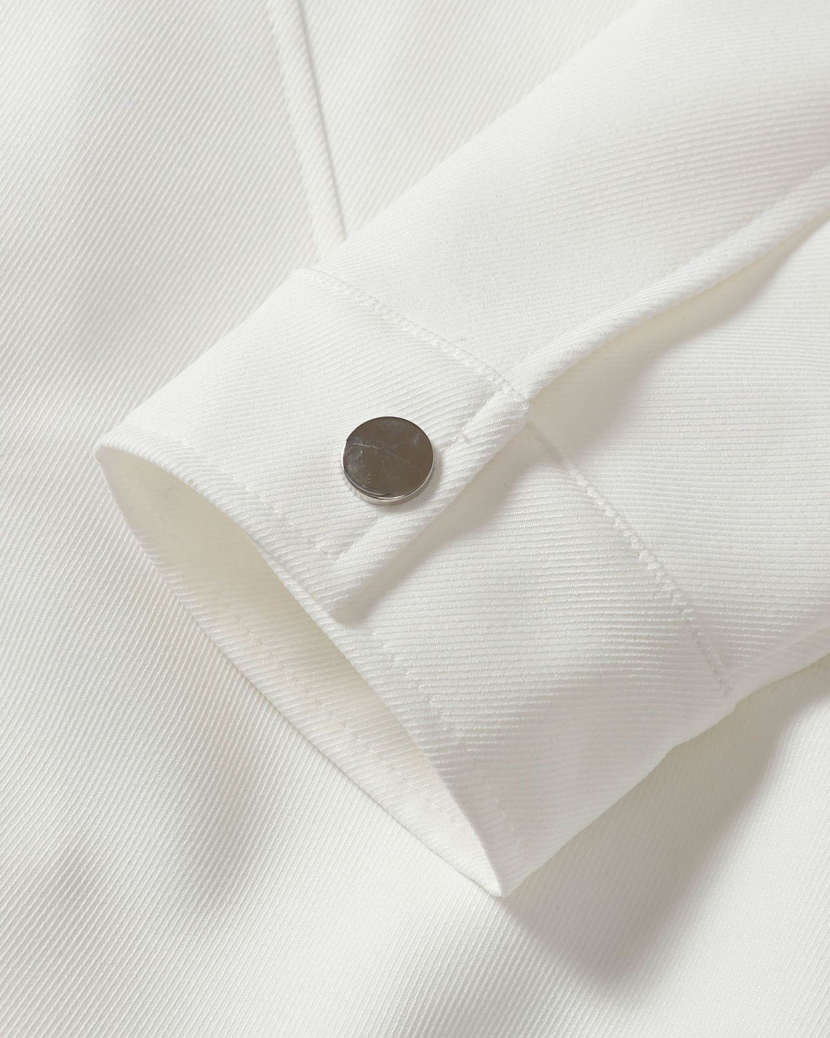 シンプルで多用途なジャケット