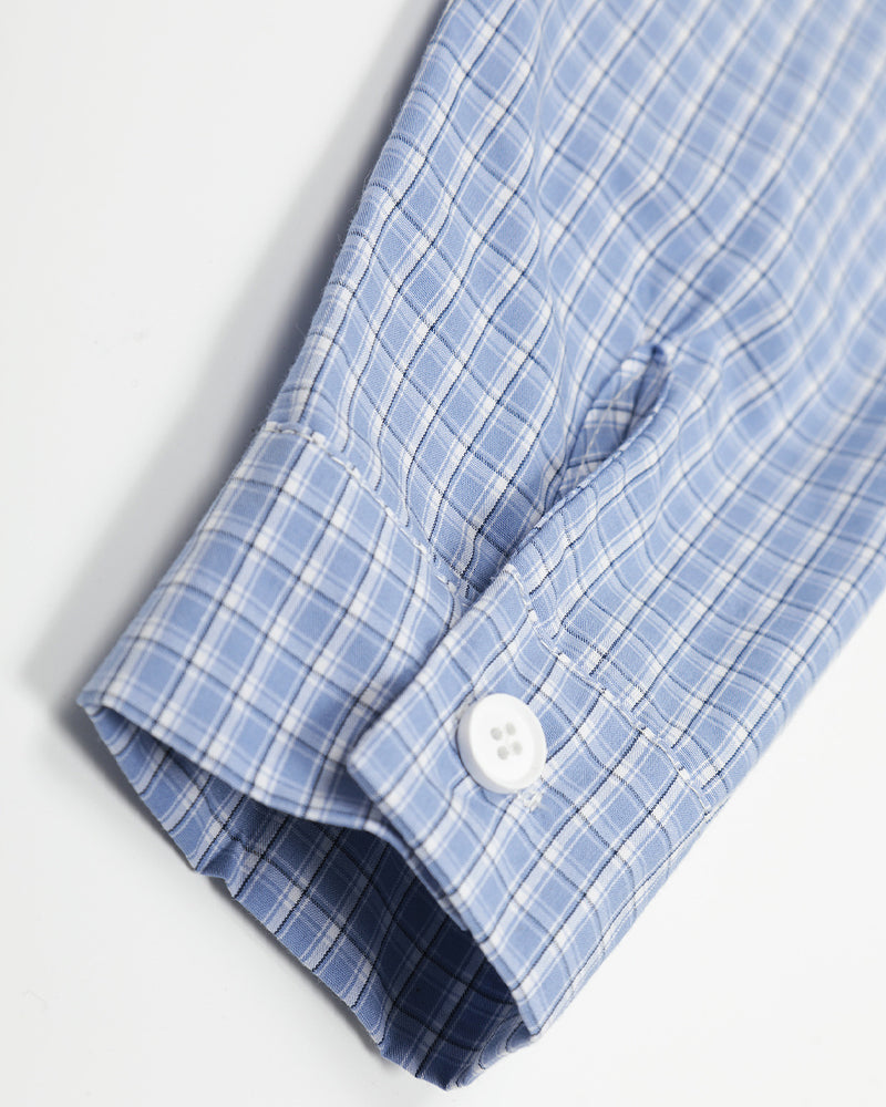 チェック柄の長袖シャツ