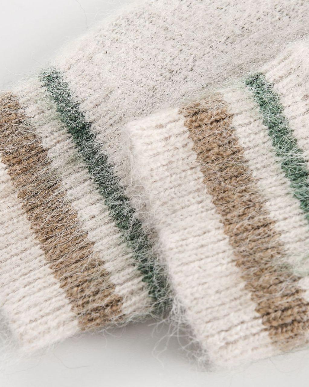 レトロなコントラストカラーのプルオーバーセーター