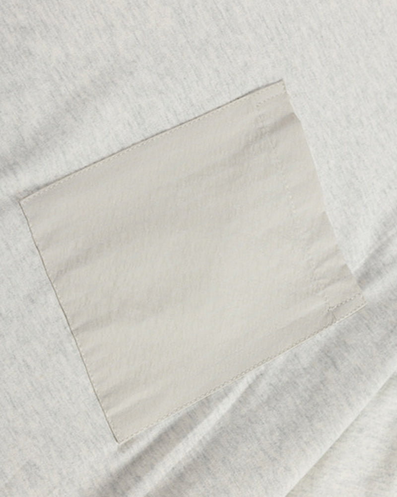 コントラストカラーのステッチワーク半袖