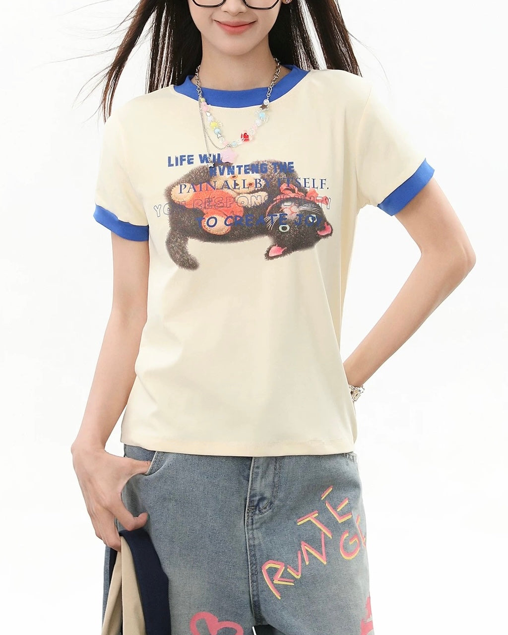 かわいい女の子のゆったりとした半袖