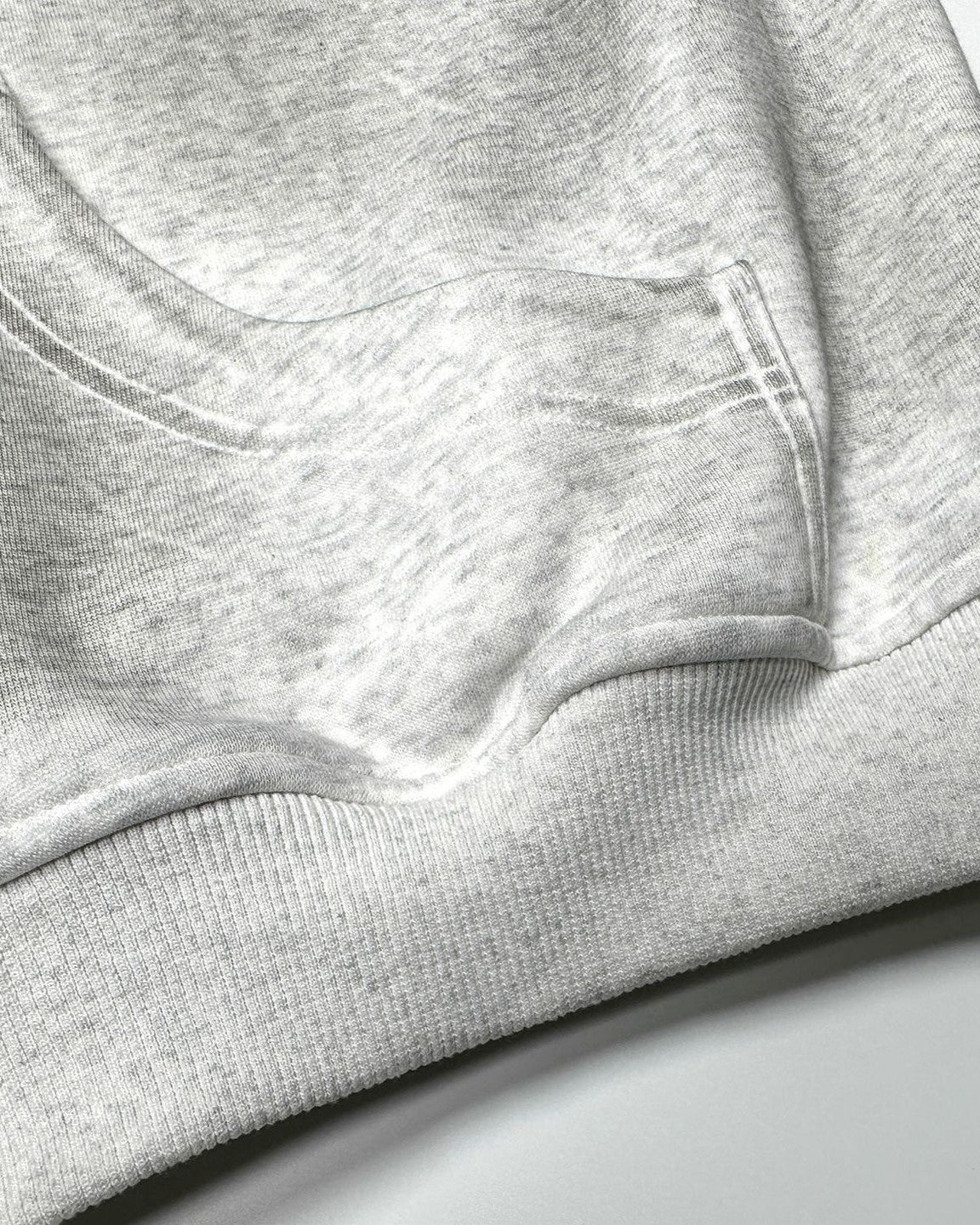 ダメージ加工のフード付きスウェットシャツ