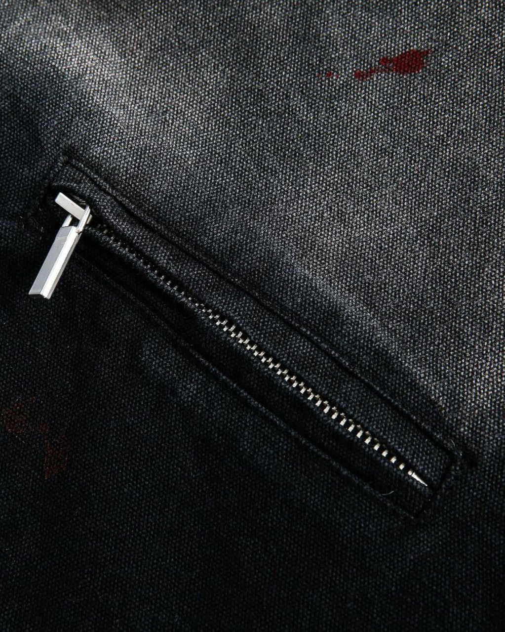 ゆったりとしたダメージ加工のジャケット