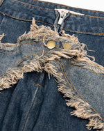 シンプルなウォッシュドジーンズ