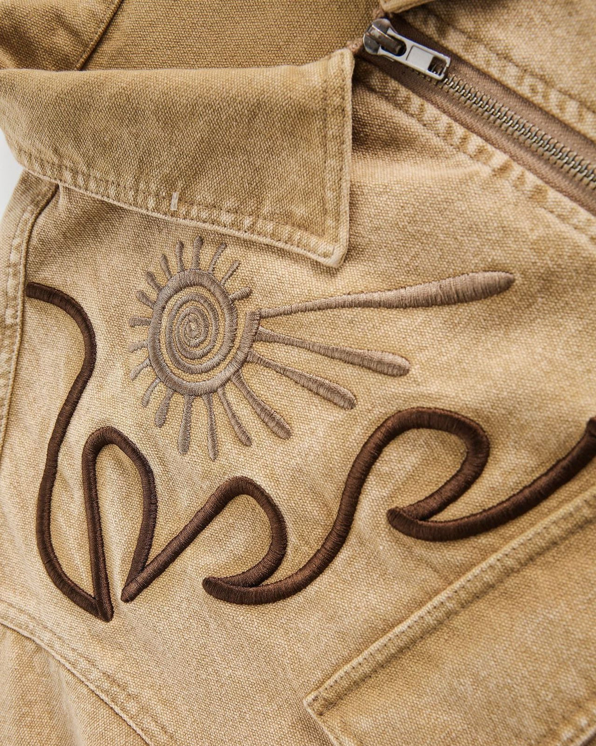 シンプルなデニムジャケット