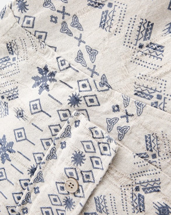 ウォッシュ加工の長袖シャツ