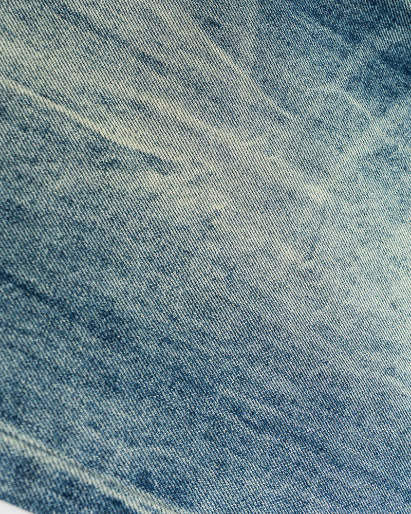 ウォッシュ加工のストレートレッグジーンズ