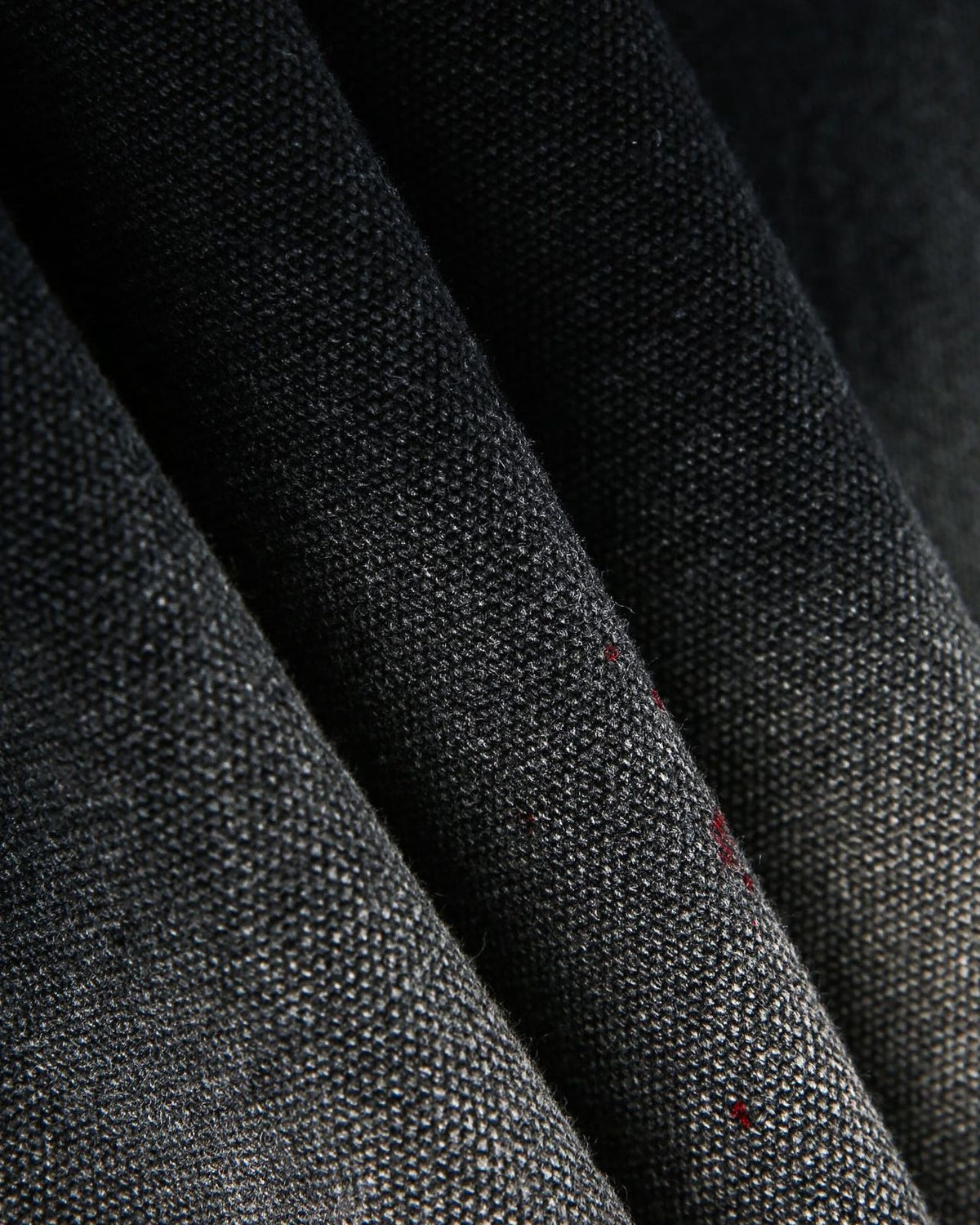 ゆったりとしたダメージ加工のジャケット