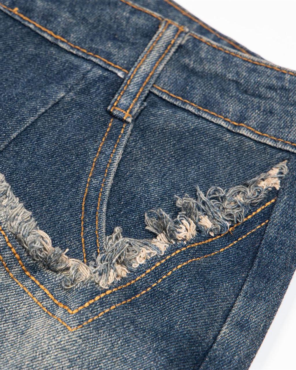 シンプルなウォッシュドジーンズ