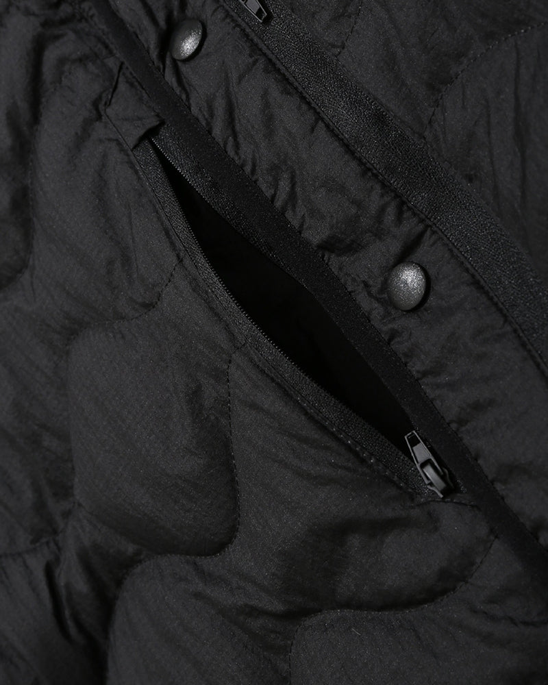 カジュアルな軽量ダウンジャケット