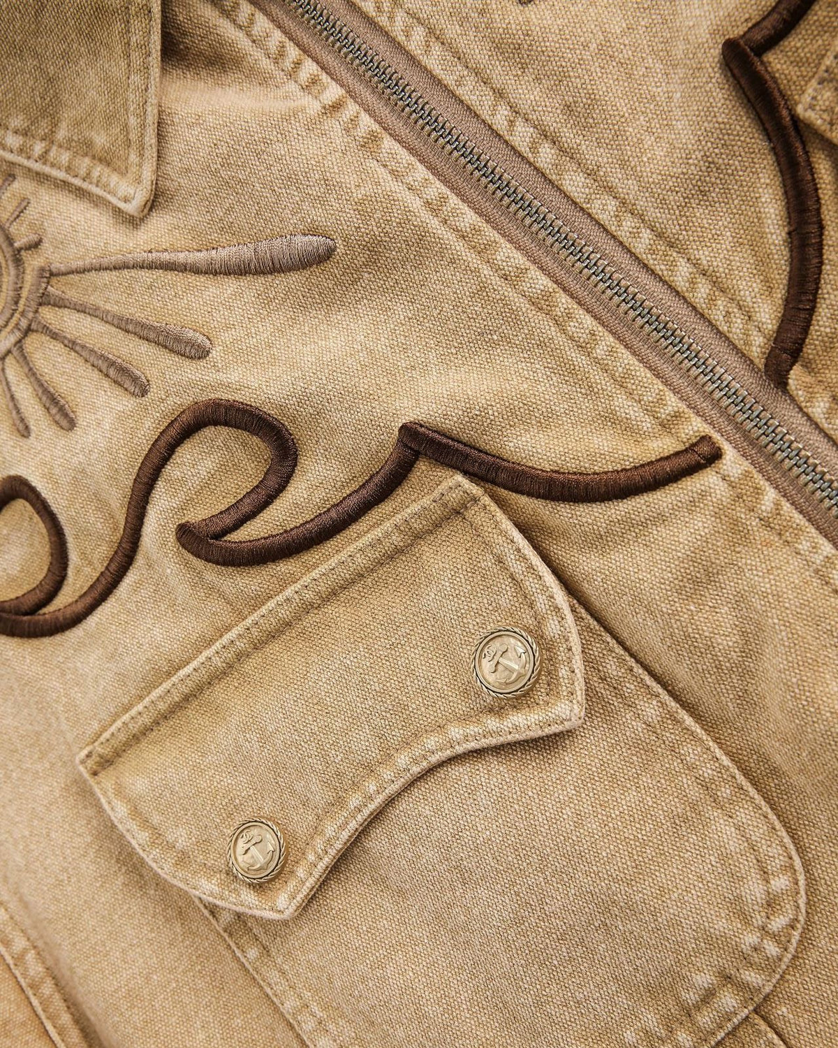 シンプルなデニムジャケット