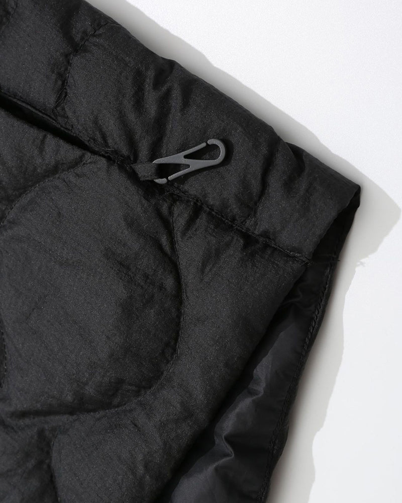 カジュアルな軽量ダウンジャケット