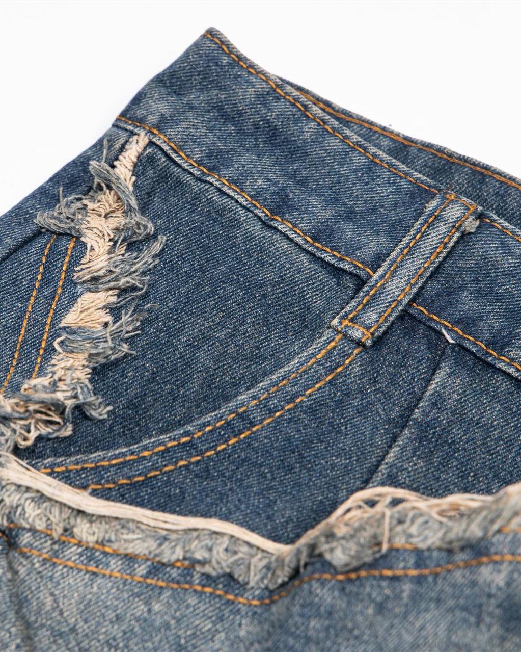 シンプルなウォッシュドジーンズ