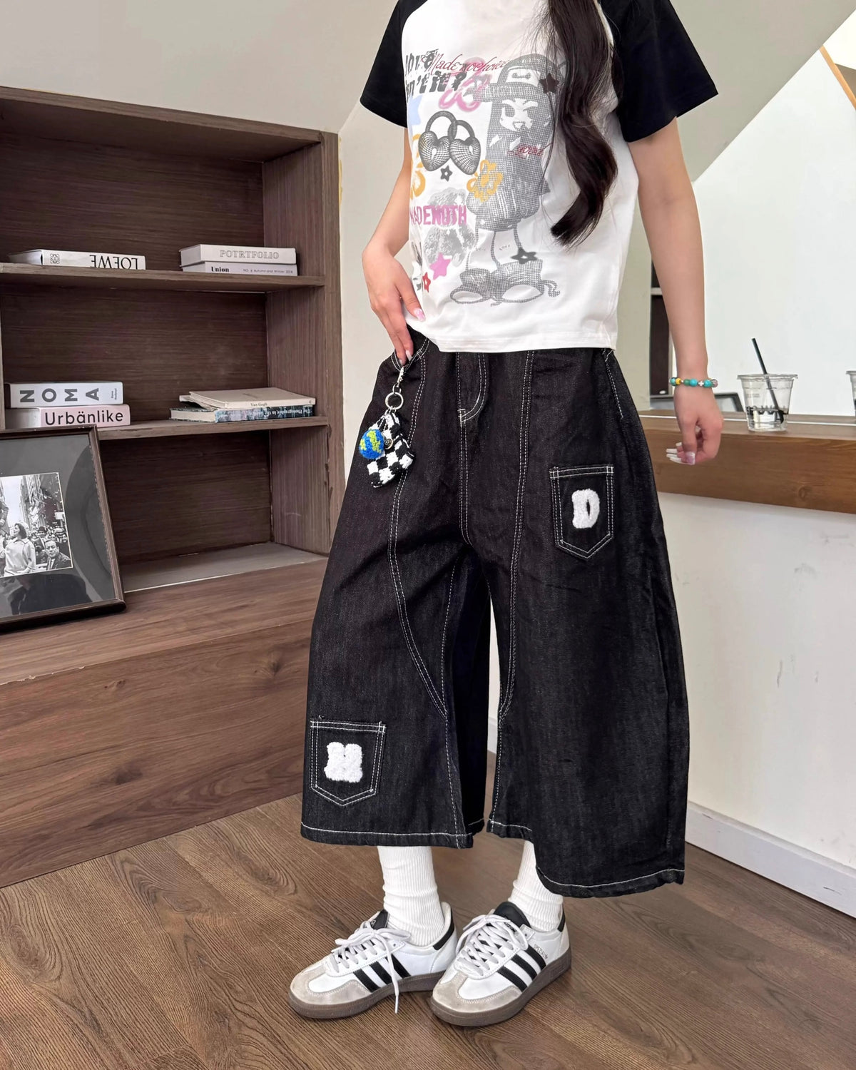 カジュアルなストレートレッグクロップドジーンズ