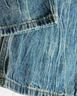 ウォッシュ加工のストレートレッグジーンズ