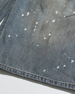 インクが飛び散ったデニムのクロップドパンツ