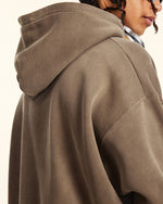 ダメージ加工のフード付きスウェットシャツ