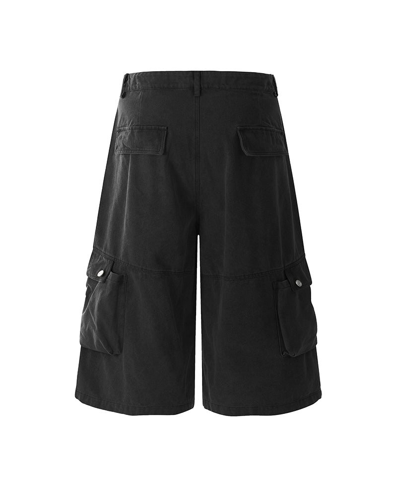 シンプルでゆったりとしたカーゴショーツ