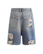 破れたデニムショートパンツ