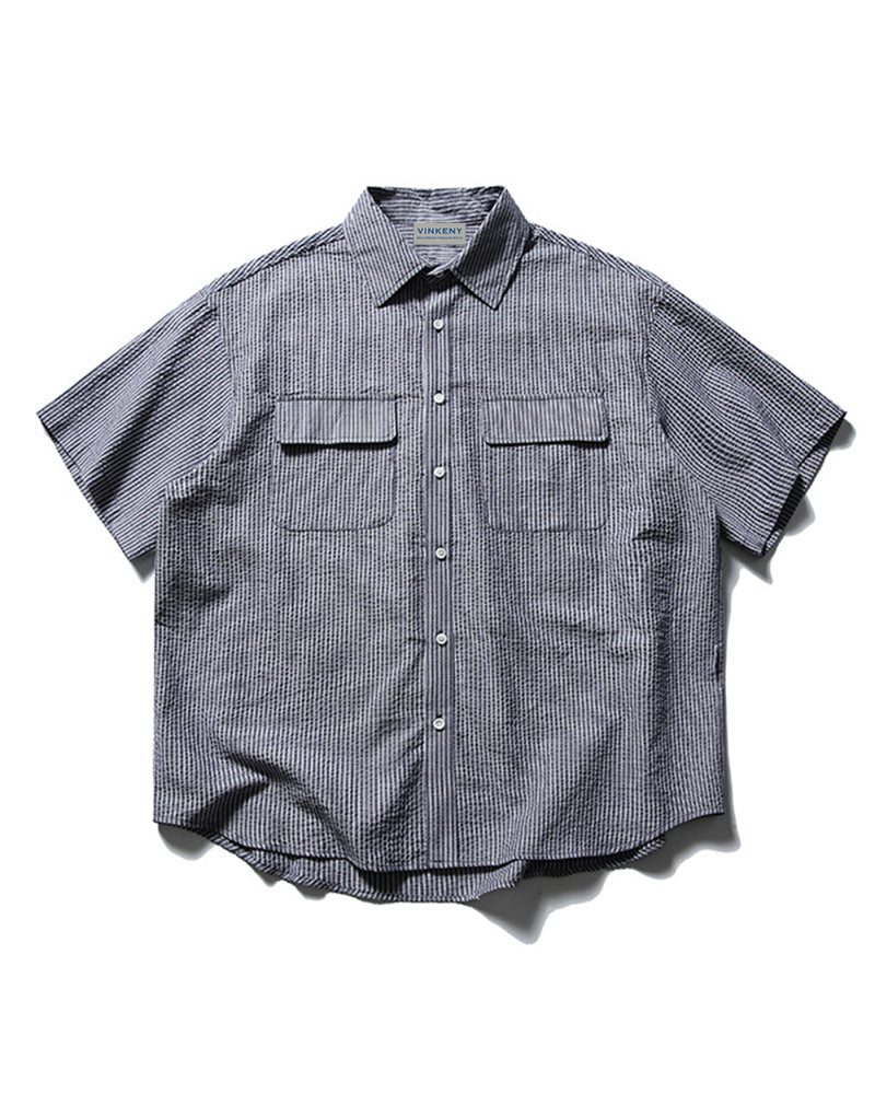 カジュアルなストライプの半袖シャツ