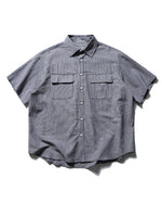 カジュアルなストライプの半袖シャツ