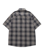 シンプルなチェック柄の半袖シャツ