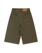 ゆったりとしたカジュアルなカーゴショーツ